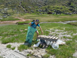 20170620-nh-Ranger Janine beim Müll sammeln