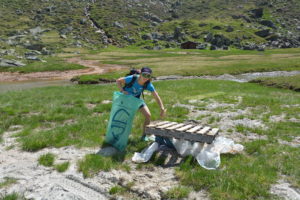20170620-nh-Ranger Janine beim Müll sammeln